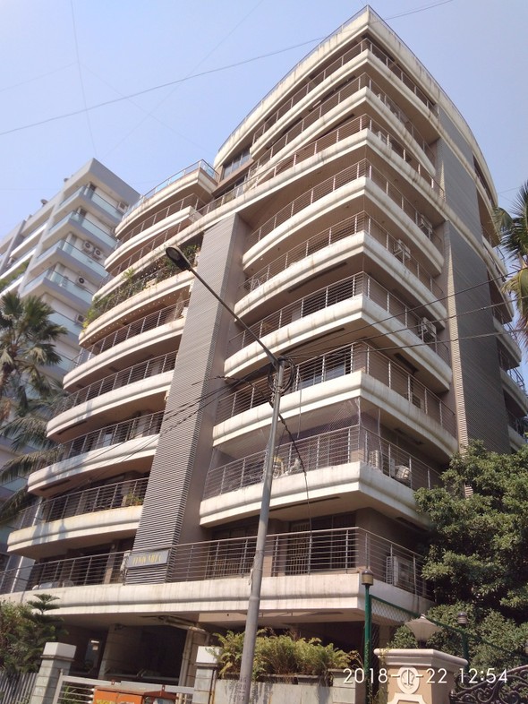 Lewis villa in Santacruz West