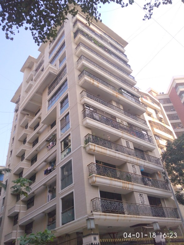 Sannidhi in Khar West