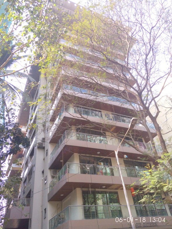Rose Queen in Khar West