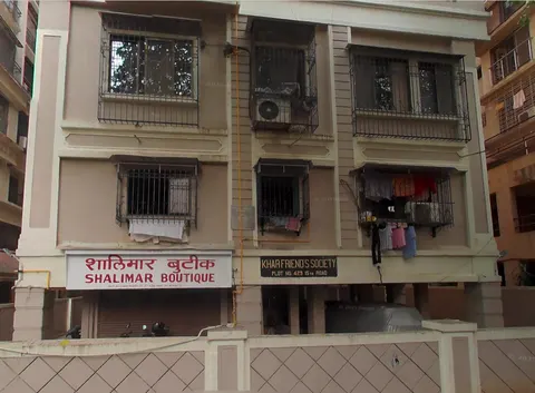 2 BHK Khar Friends