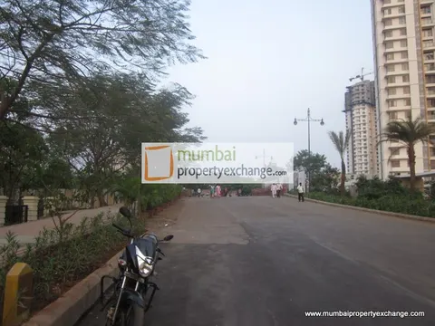 2 BHK Lodha Luxuria Priva in Thane West, photo 2
