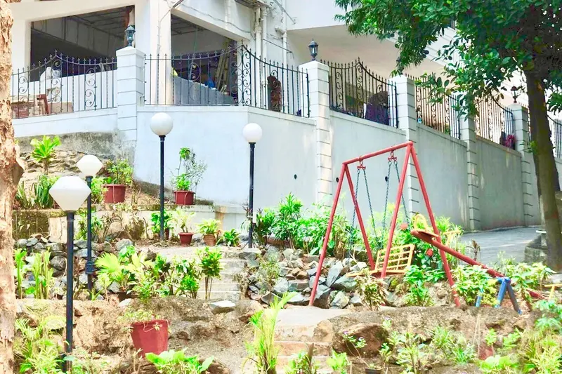 Mayqueen — Bandra West (8)